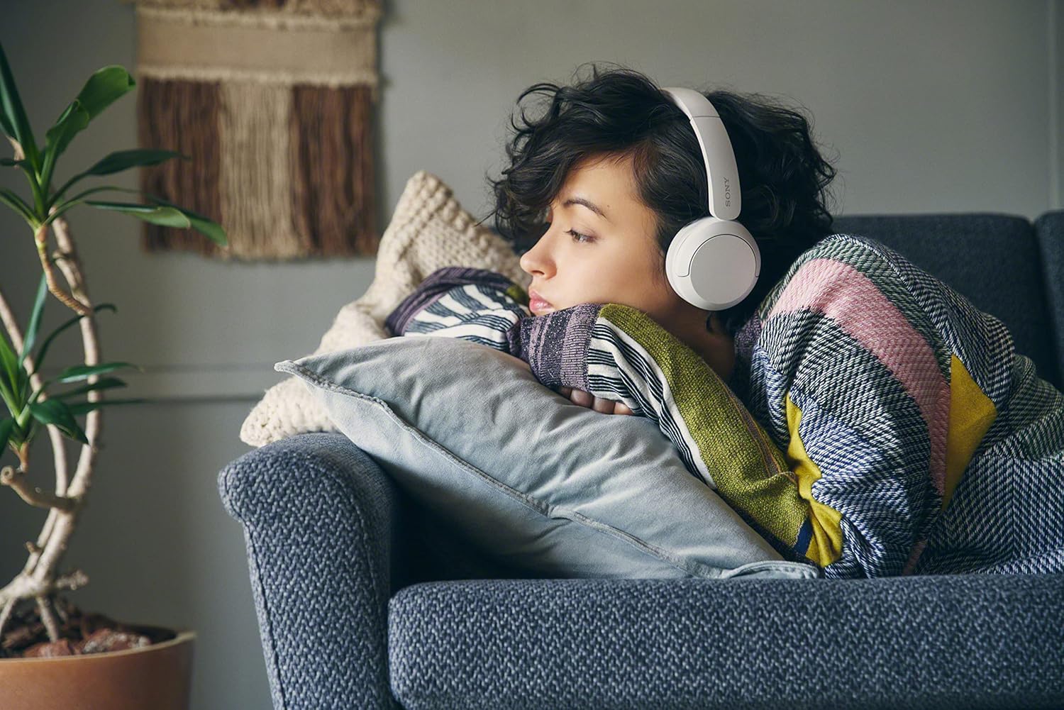 Sony WH-CH520 Wireless On-Ear Headphones White 50-Hour Battery Quick Charge DSEE Mic - Image 2